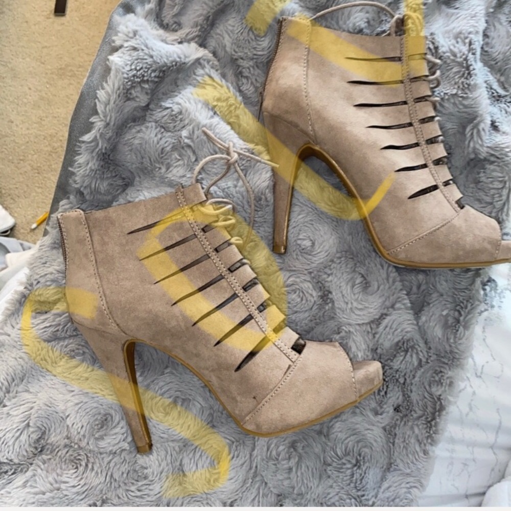 HEELS - TAN CAN WEAR DRESSED UP FOR CASUAL